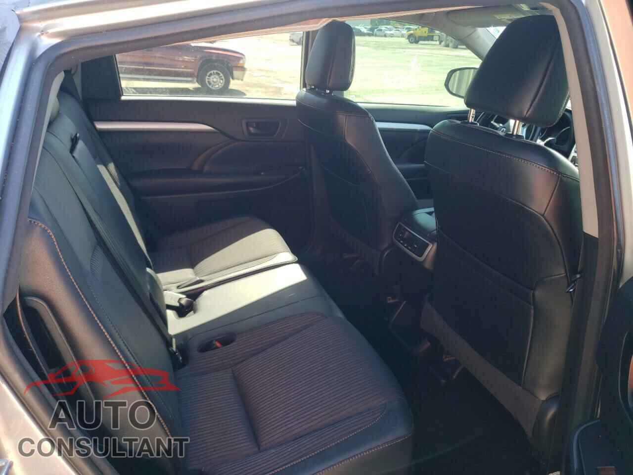 TOYOTA HIGHLANDER 2018 - 5TDBZRFH2JS803861