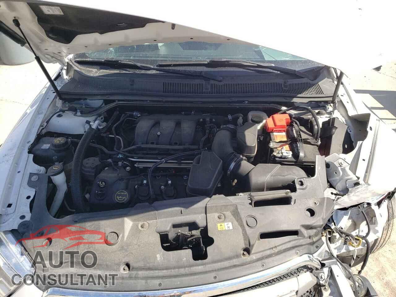 FORD TAURUS 2018 - 1FAHP2E88JG107191