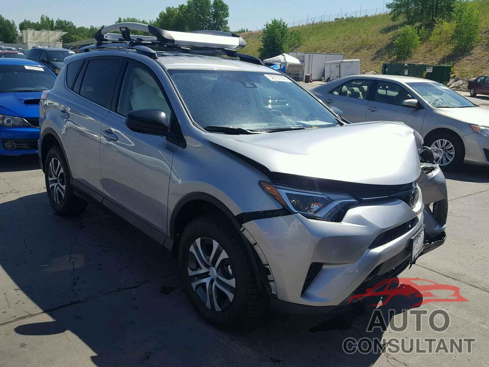 TOYOTA RAV4 LE 2018 - JTMBFREV3JJ204545