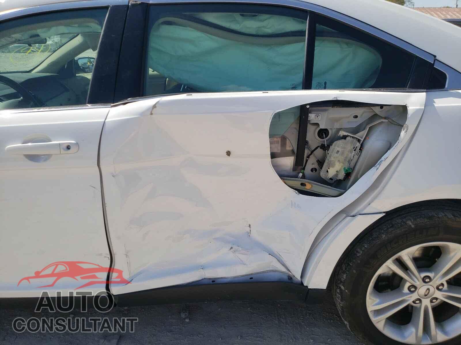 FORD TAURUS 2018 - 1FAHP2D82JG137854