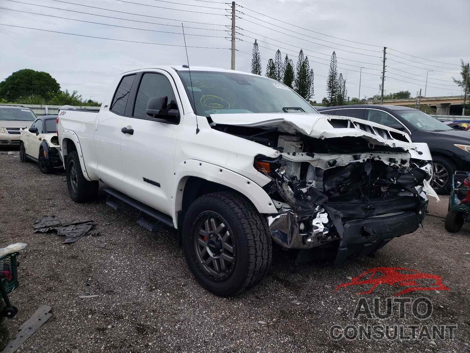 TOYOTA TUNDRA 2018 - 5TFUM5F10JX077303