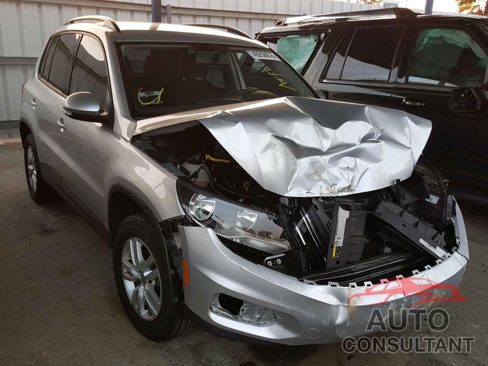 VOLKSWAGEN TIGUAN S 2015 - WVGAV7AXXFW551323