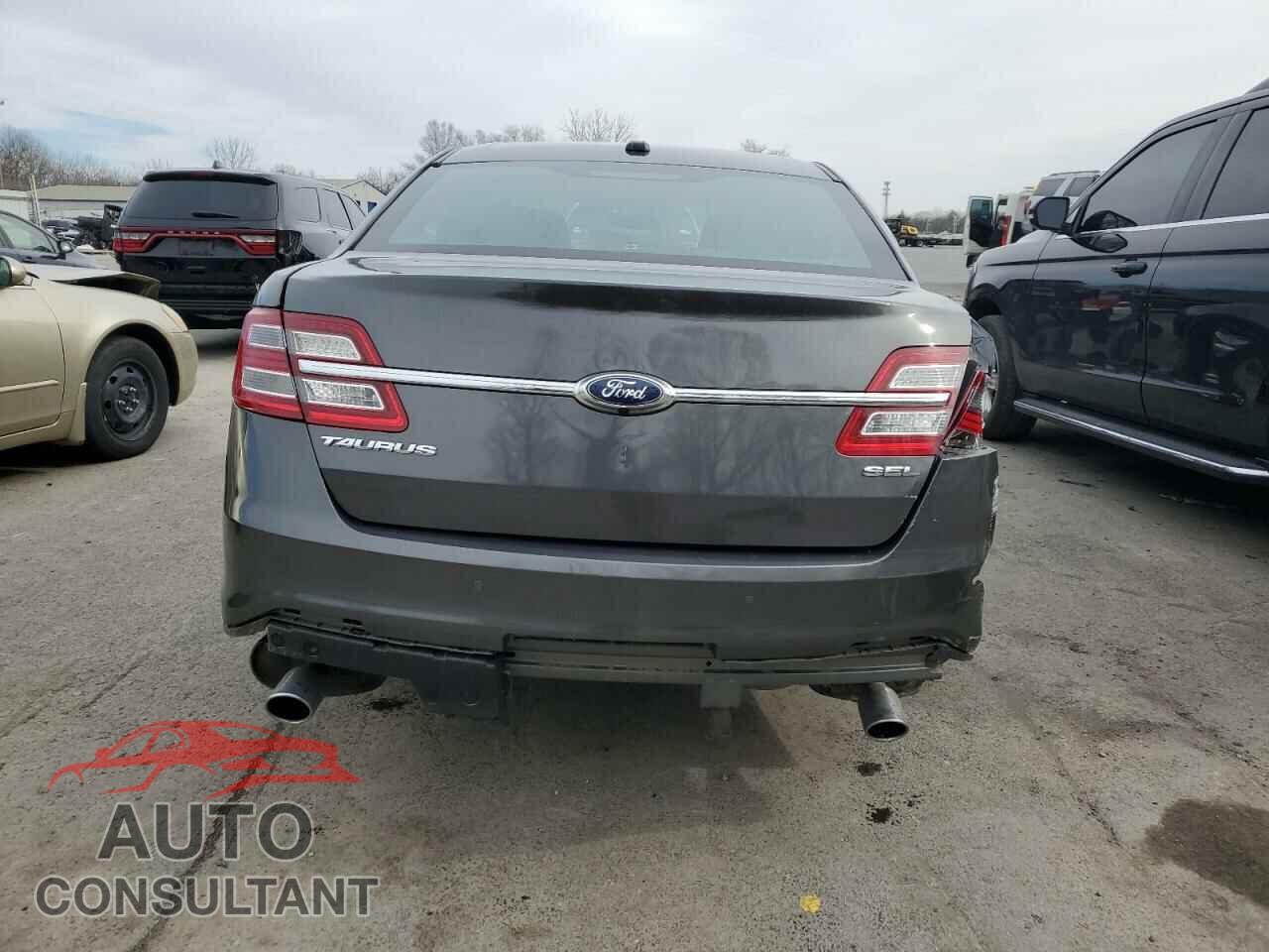 FORD TAURUS 2018 - 1FAHP2E89JG136196