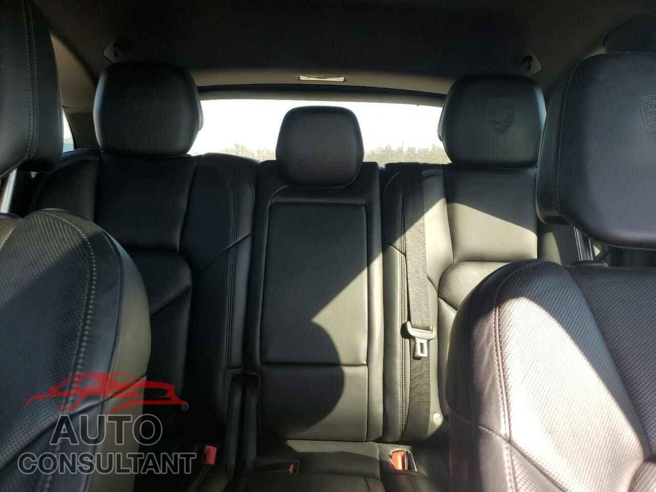 PORSCHE CAYENNE 2018 - WP1AA2A22JKA06559