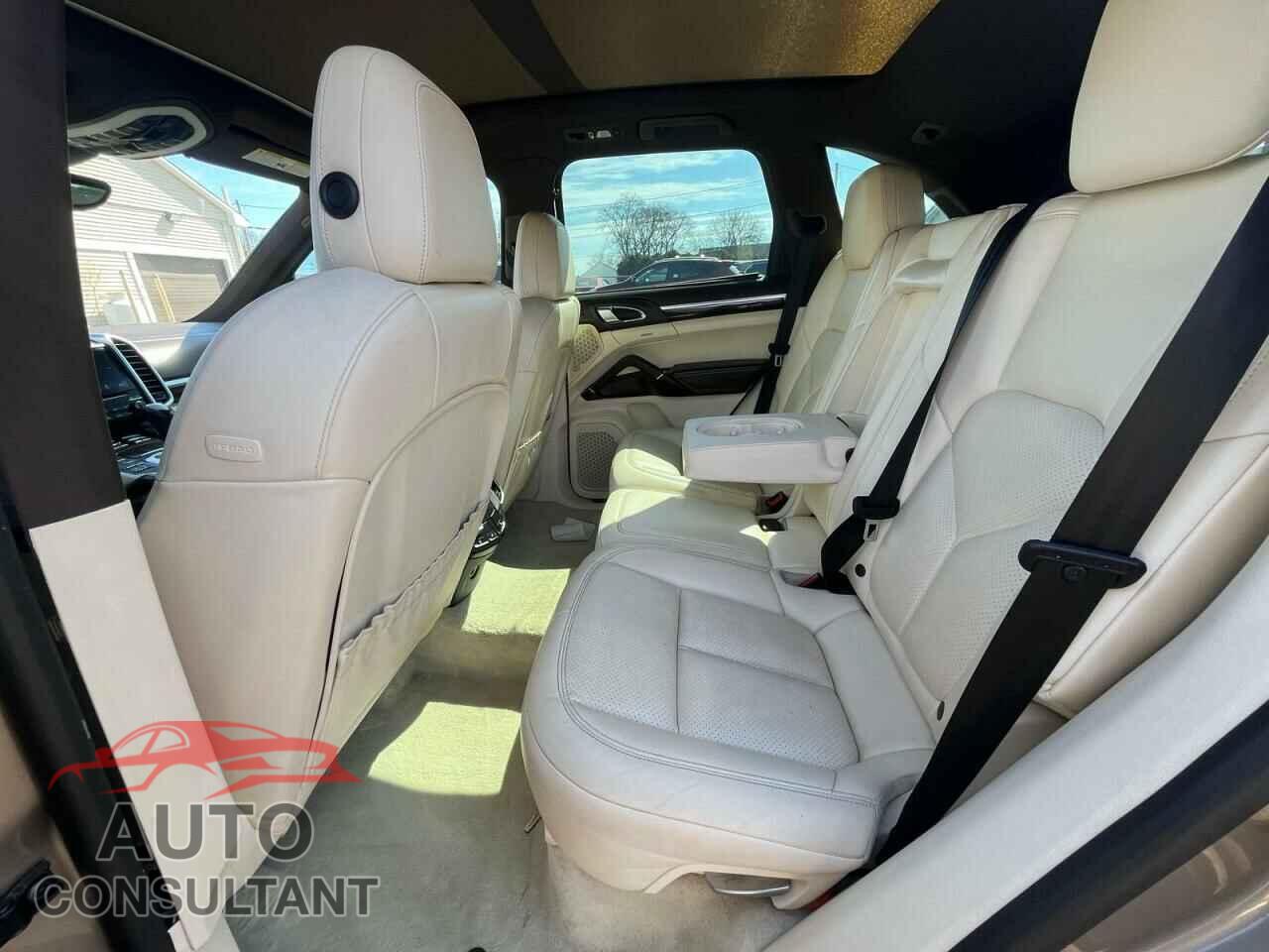 PORSCHE CAYENNE 2018 - WP1AA2A26JKA00392