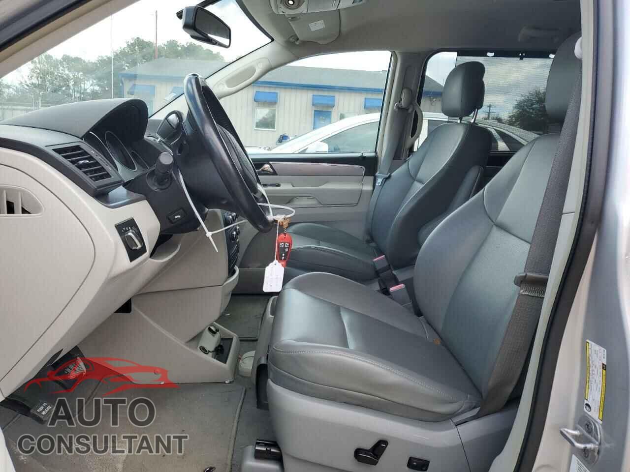 VOLKSWAGEN ROUTAN 2011 - 2V4RW3DG5BR767100