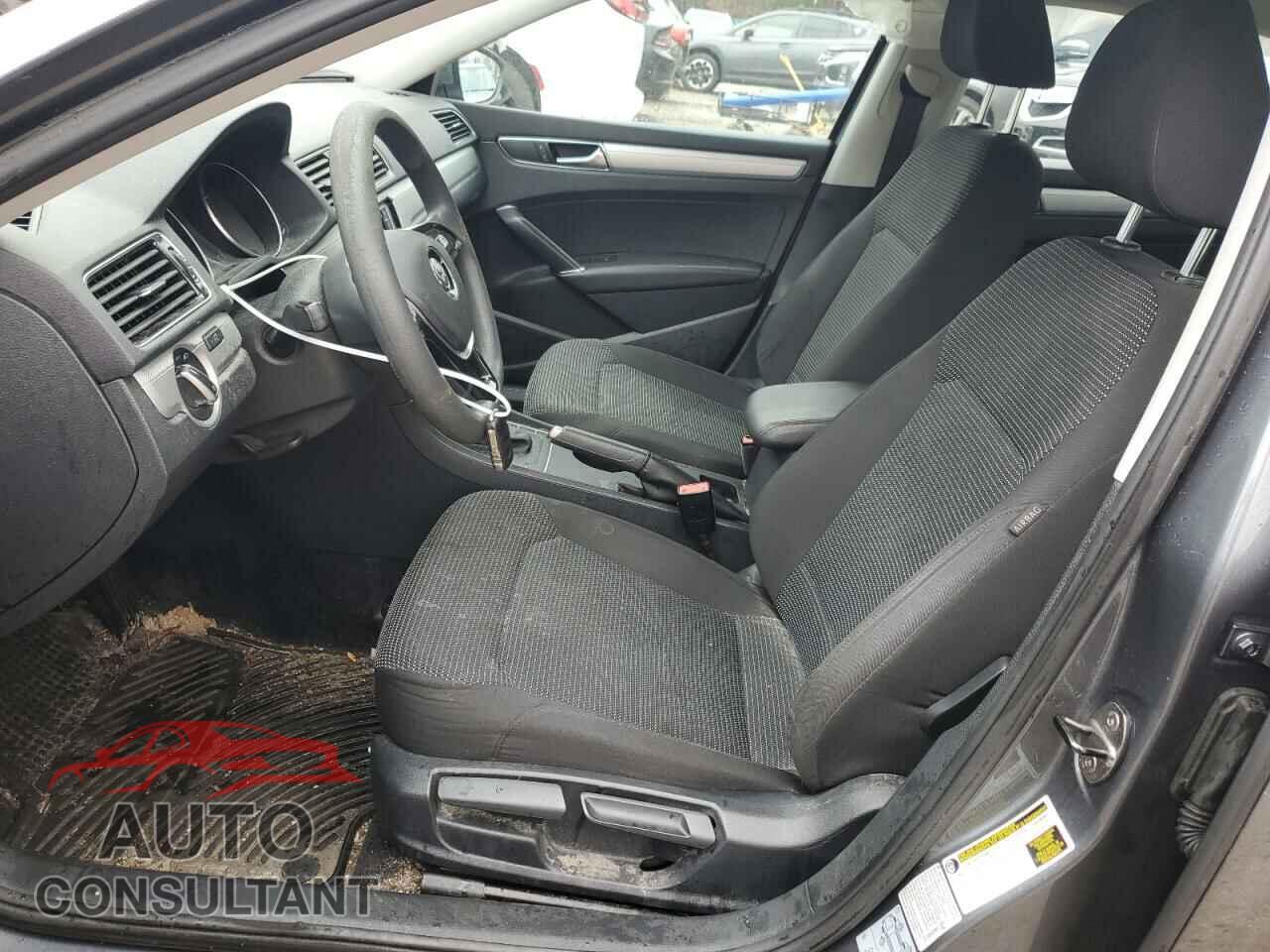 VOLKSWAGEN PASSAT 2017 - 1VWAT7A32HC050256
