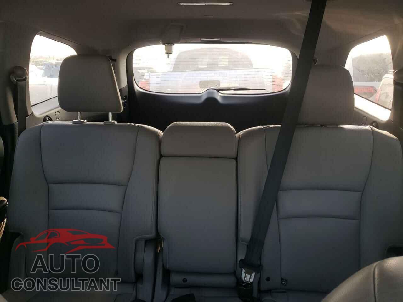 HONDA PILOT 2018 - 5FNYF6H58JB023744