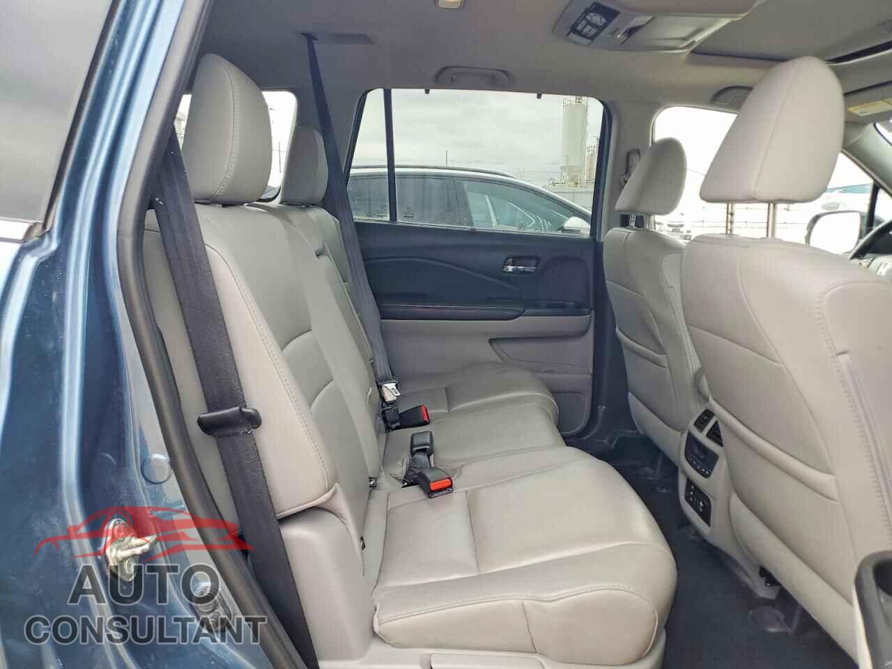 HONDA PILOT 2017 - 5FNYF6H96HB009595