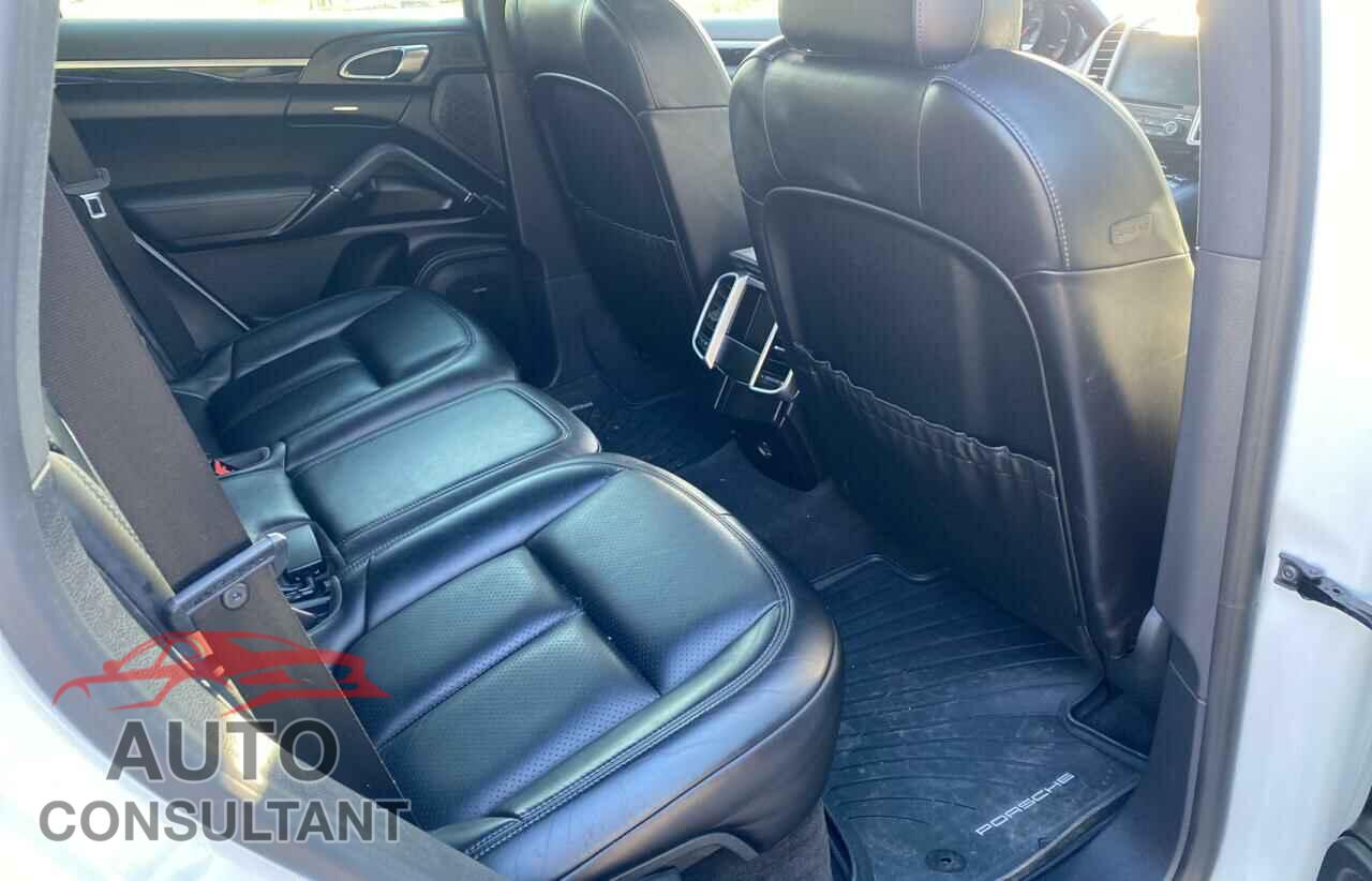 PORSCHE CAYENNE 2017 - WP1AA2A29HKA85500