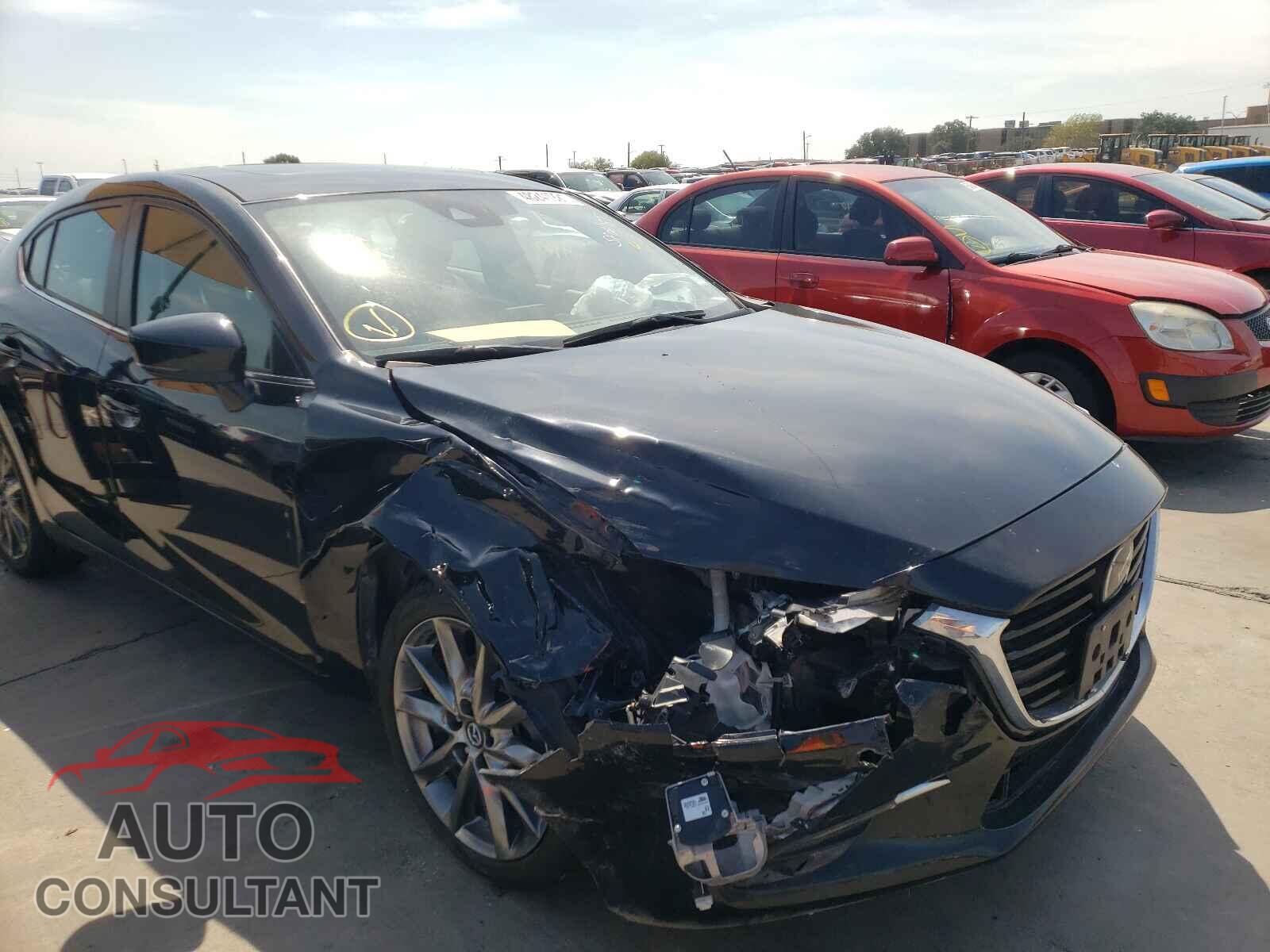 MAZDA 3 2018 - 3MZBN1W38JM203103
