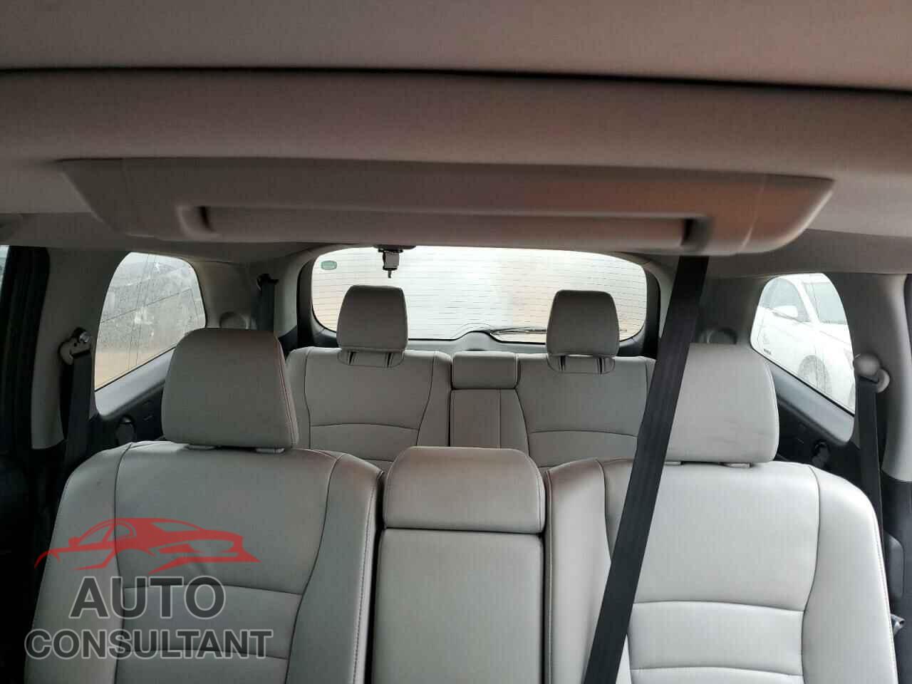 HONDA PILOT 2018 - 5FNYF6H96JB022434