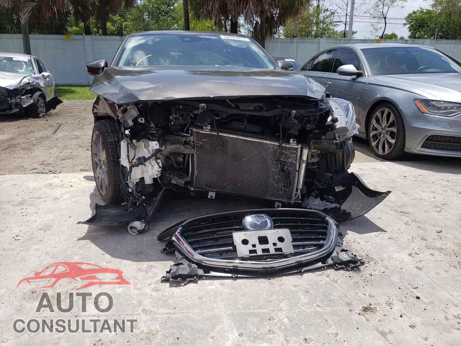 MAZDA 3 2018 - 3MZBN1W30JM160859