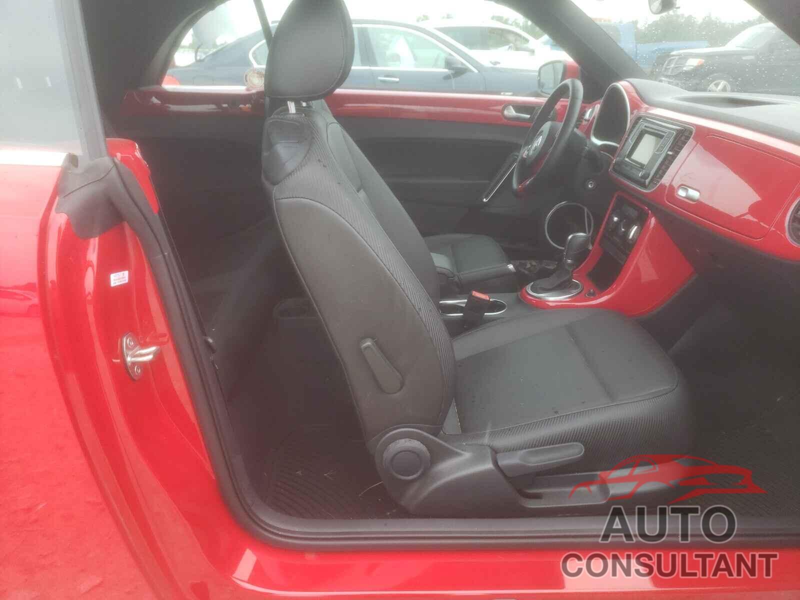 VOLKSWAGEN BEETLE 2018 - 3VW5DAAT8JM507569
