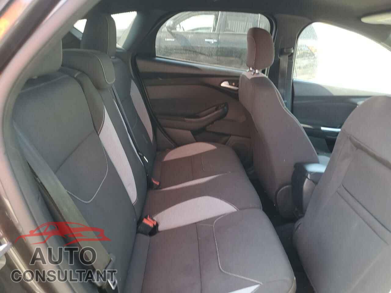 FORD FOCUS 2015 - 1FADP3L9XFL262002