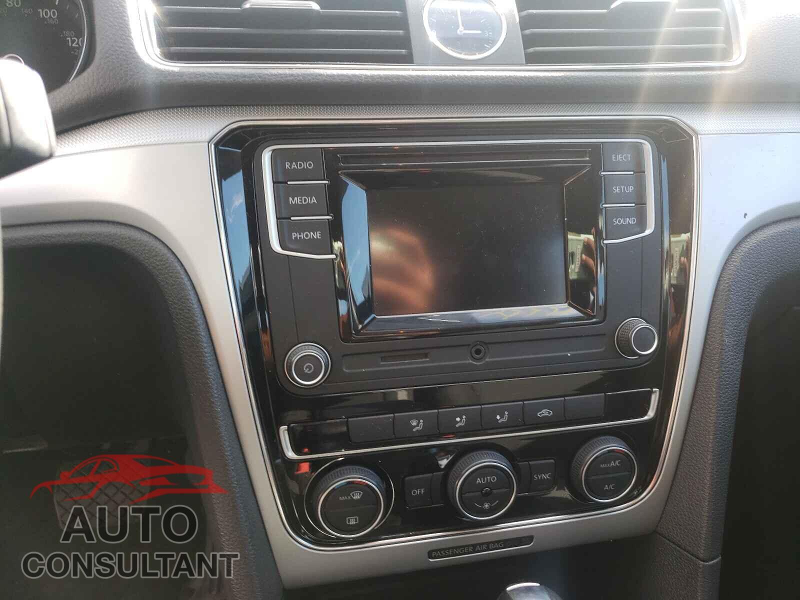 VOLKSWAGEN PASSAT 2017 - 1VWAT7A39HC068530