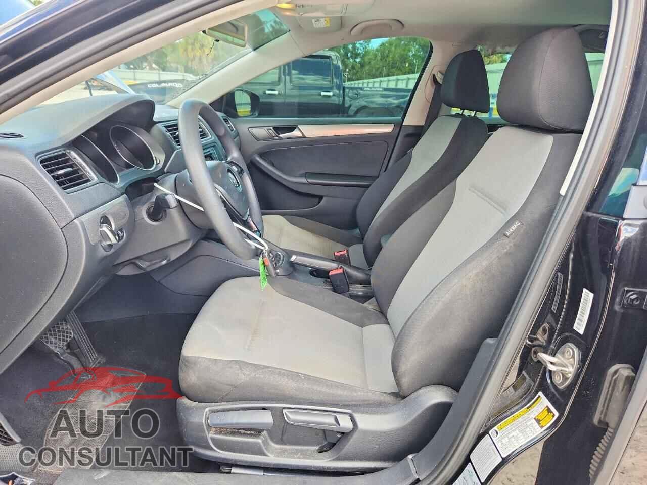 VOLKSWAGEN JETTA 2017 - 3VW2B7AJ4HM404802