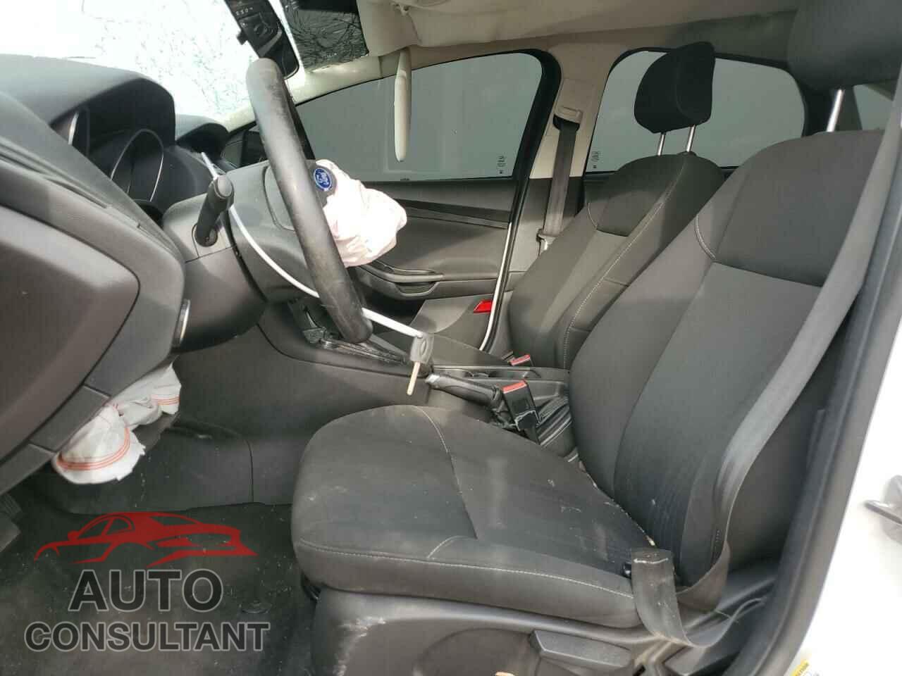 FORD FOCUS 2017 - 1FADP3E24HL313545
