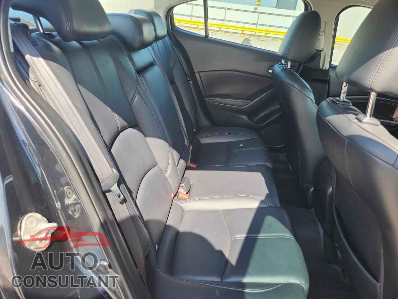MAZDA 3 2018 - 3MZBN1V39JM166399