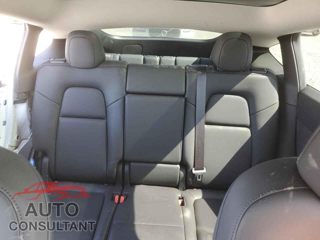 TESLA MODEL Y 2024 - 7SAYGAEE2RF103110