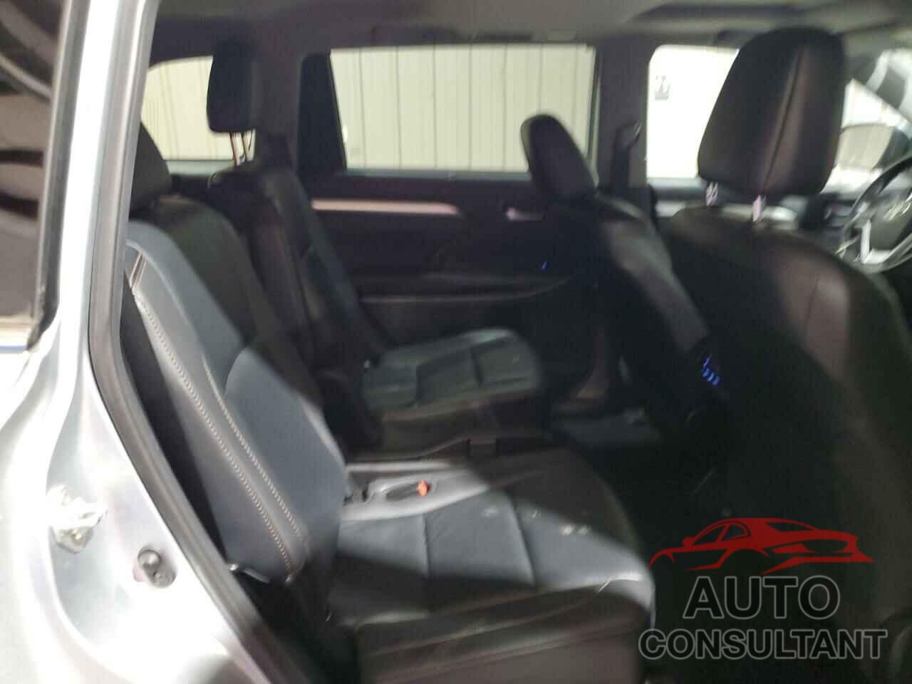 TOYOTA HIGHLANDER 2019 - 5TDJZRFH0KS628183