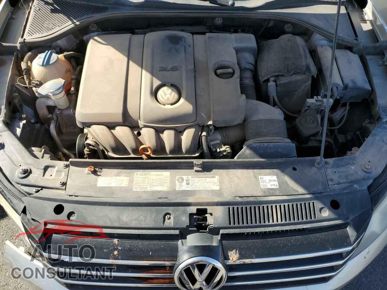 VOLKSWAGEN PASSAT 2012 - 1VWBP7A38CC027095