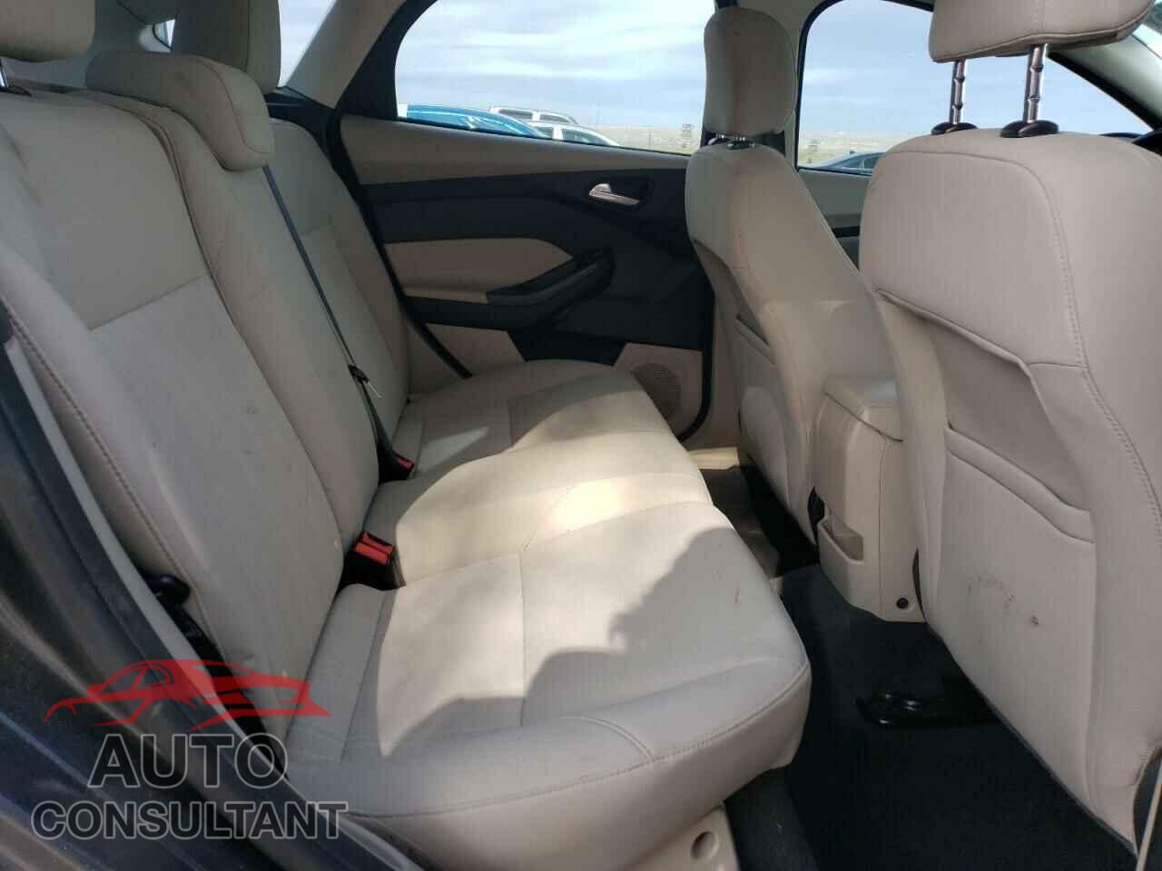 FORD FOCUS 2015 - 1FADP3K2XFL221003