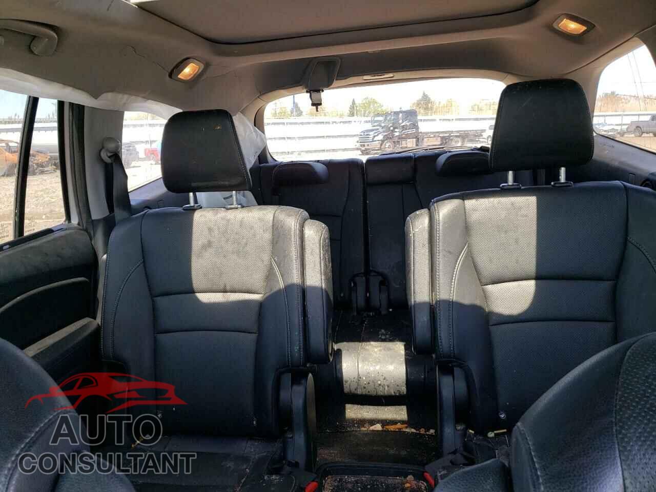 HONDA PILOT 2017 - 5FNYF6H02HB048783
