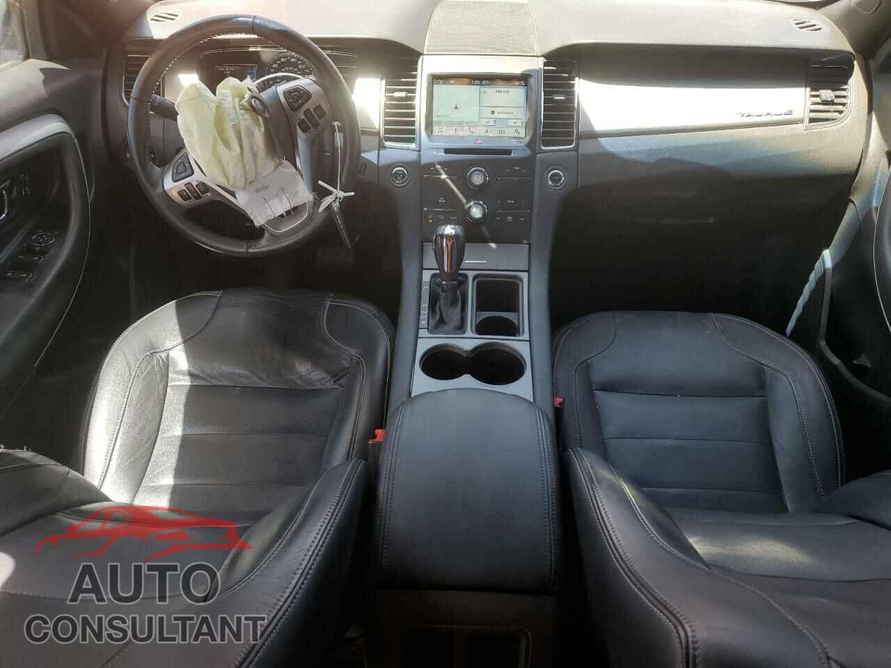 FORD TAURUS 2018 - 1FAHP2E87JG104024