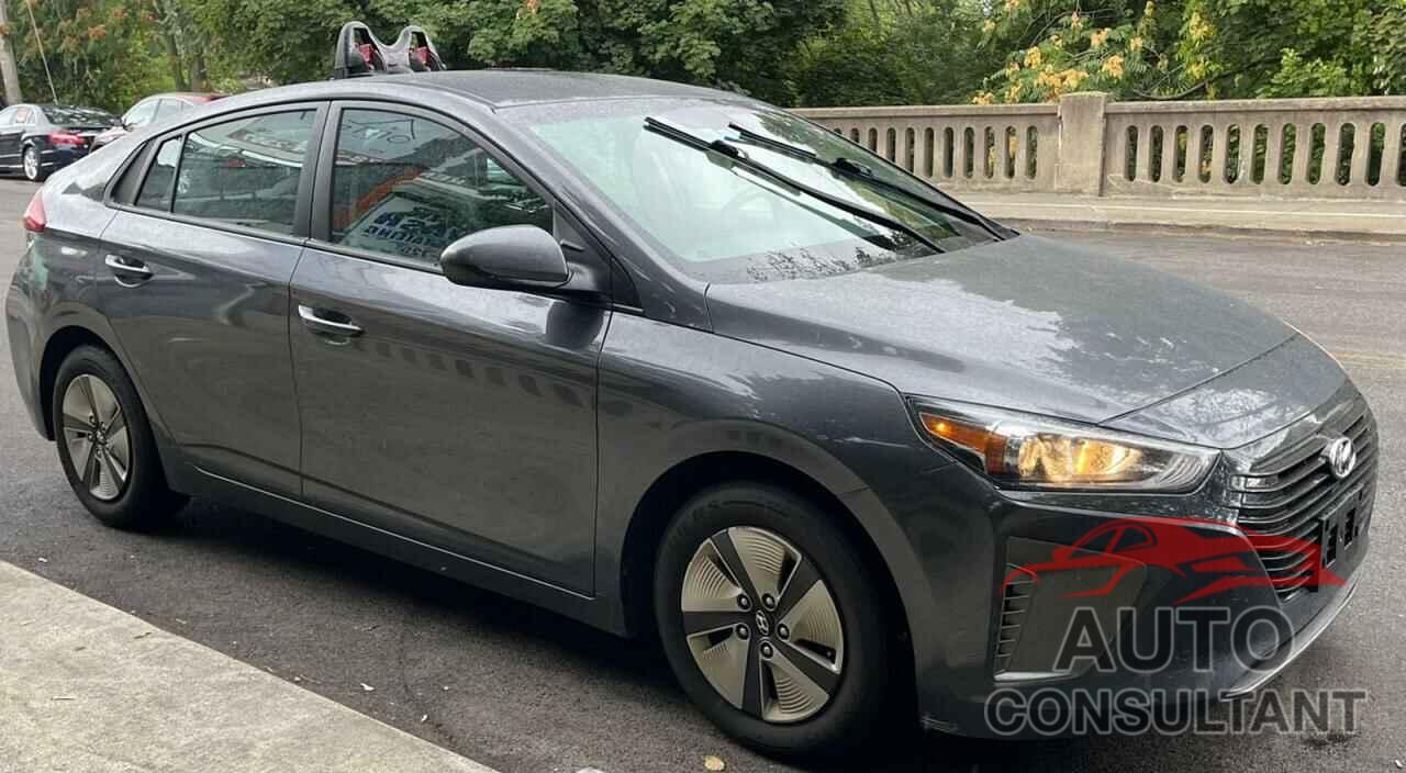 HYUNDAI IONIQ 2017 - KMHC65LC8HU032046