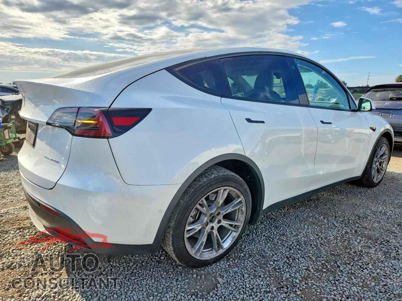 TESLA MODEL Y 2022 - 7SAYGDEE9NF564607