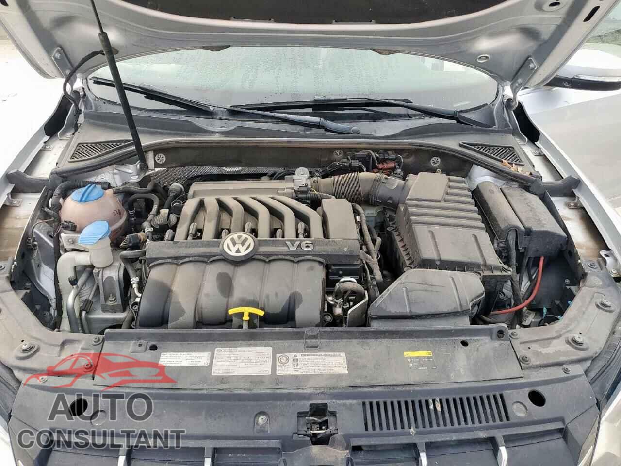 VOLKSWAGEN PASSAT 2015 - 1VWCM7A36FC117203