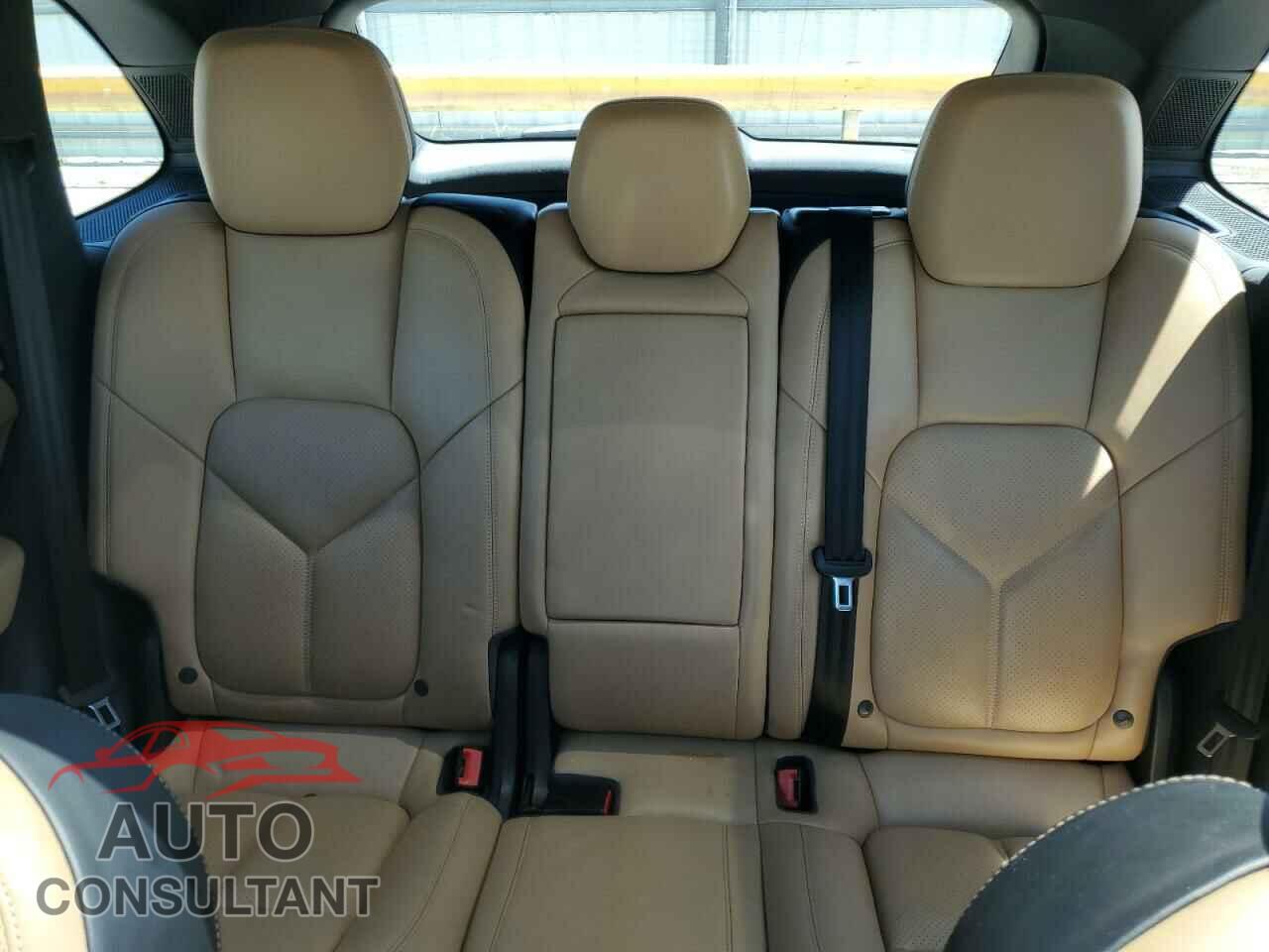 PORSCHE CAYENNE 2016 - WP1AA2A22GKA13973