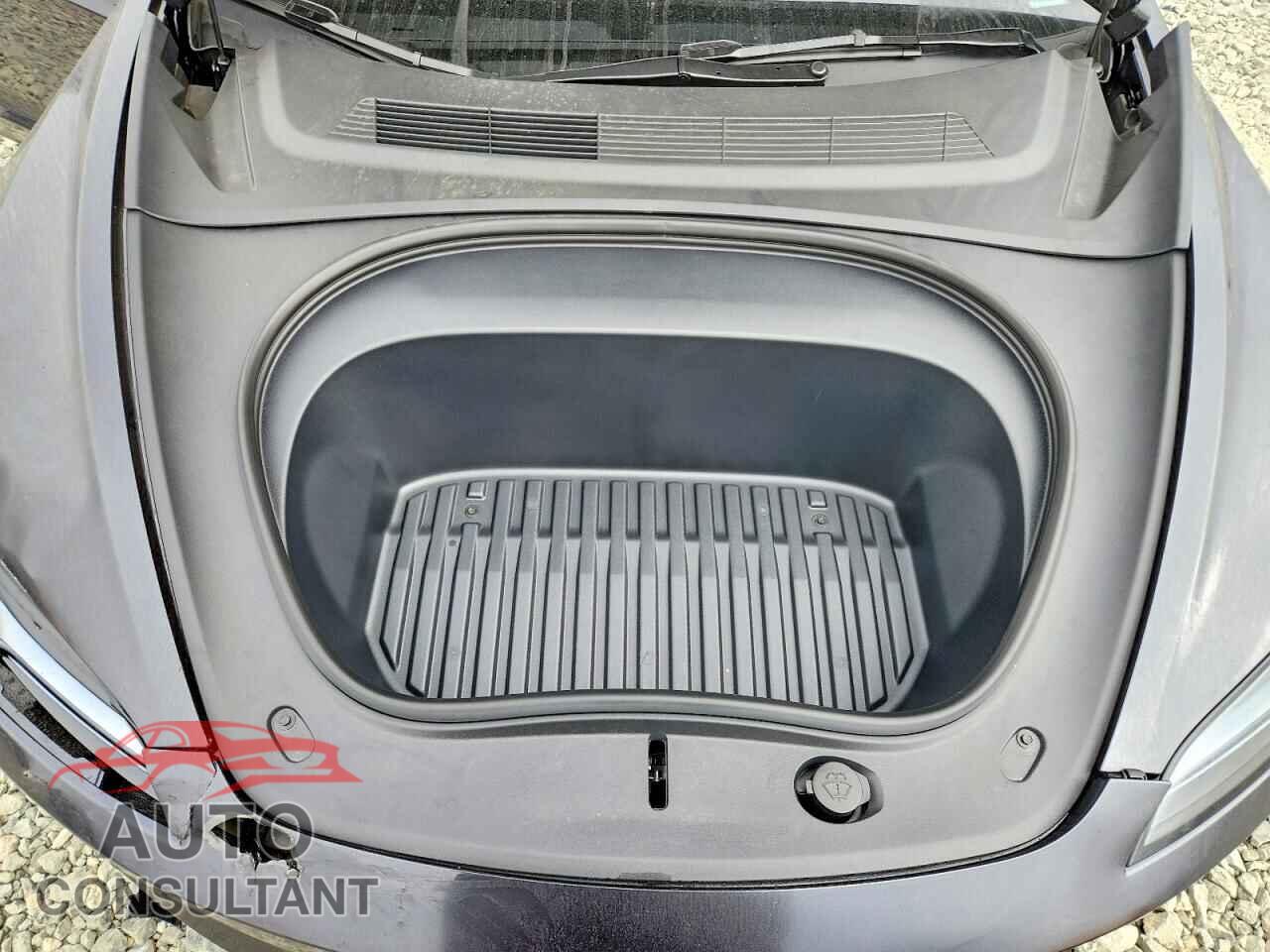 TESLA MODEL 3 2025 - 5YJ3E1EA5SF051763