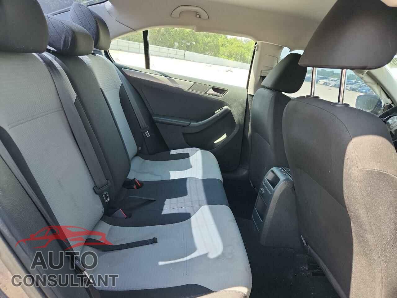 VOLKSWAGEN JETTA 2017 - 3VW2B7AJXHM256185