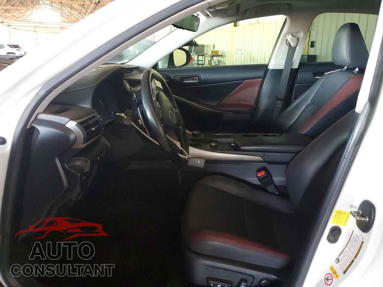 LEXUS IS 2018 - JTHBA1D2XJ5072866