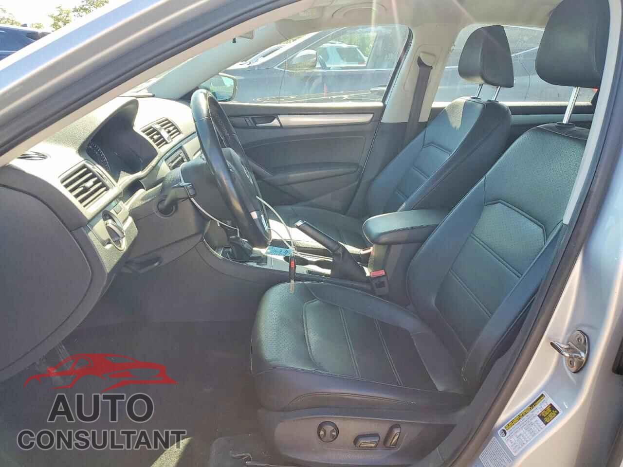VOLKSWAGEN PASSAT 2015 - 1VWAT7A30FC102626
