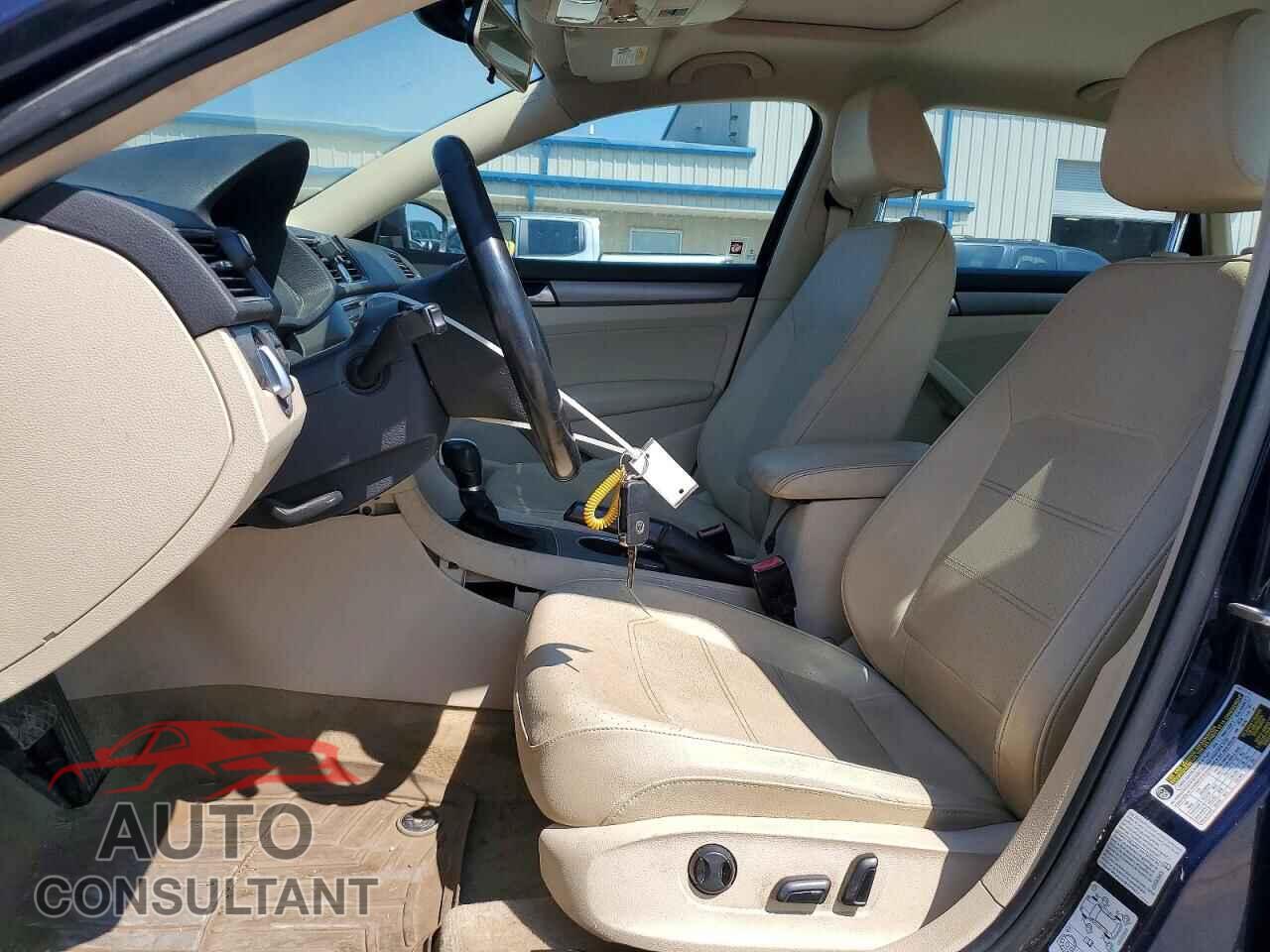 VOLKSWAGEN PASSAT 2015 - 1VWBV7A37FC028054