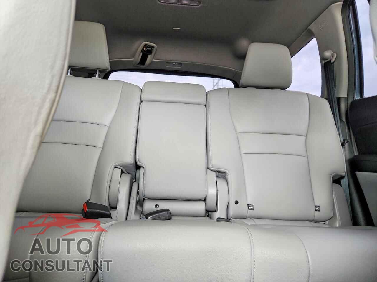 HONDA PILOT 2017 - 5FNYF5H5XHB047015