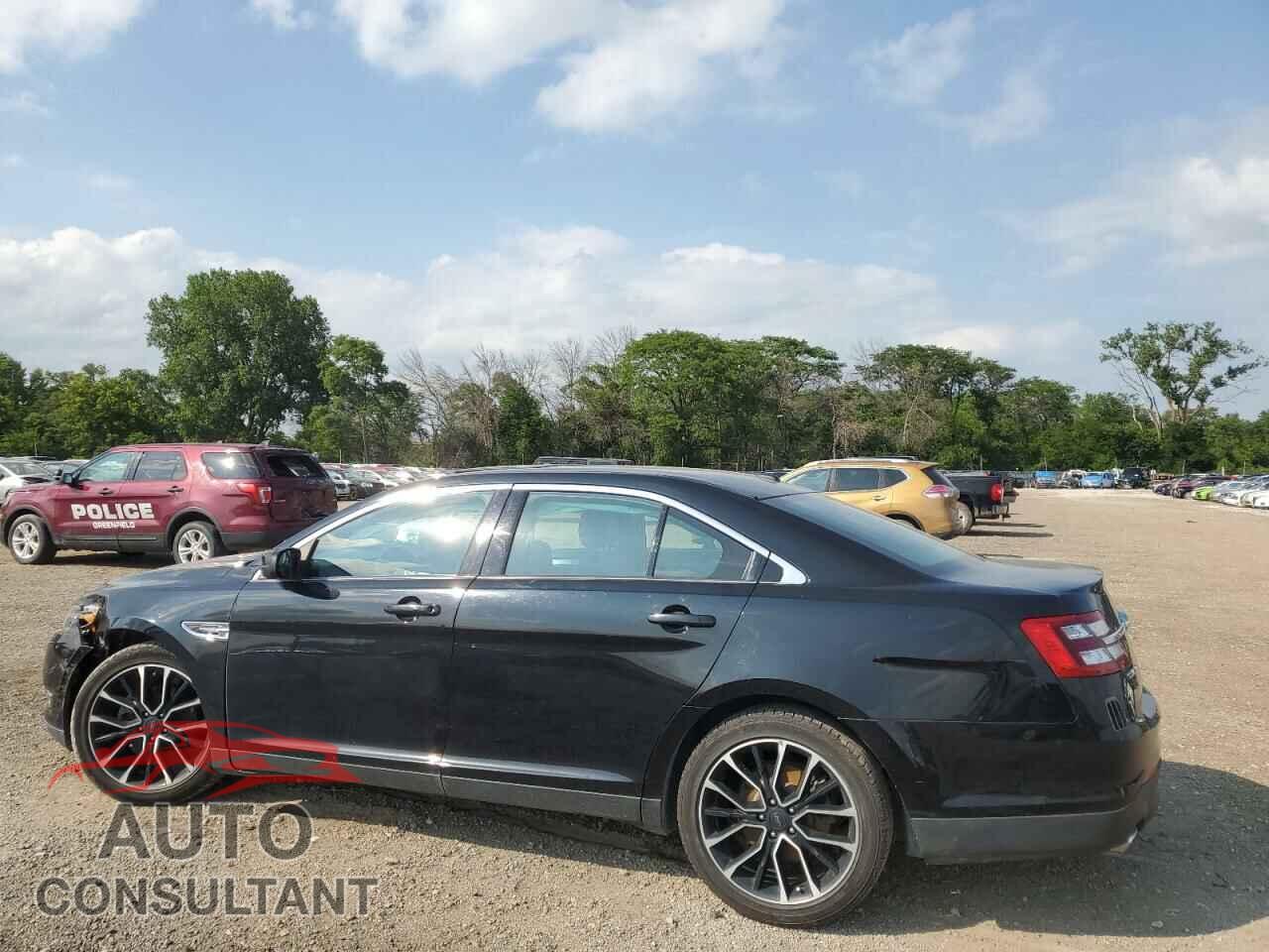 FORD TAURUS 2018 - 1FAHP2E87JG111457