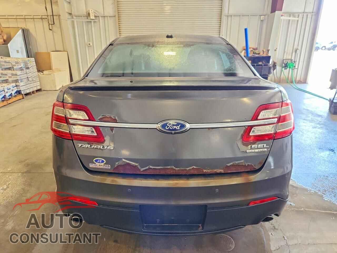 FORD TAURUS 2018 - 1FAHP2E83JG114193