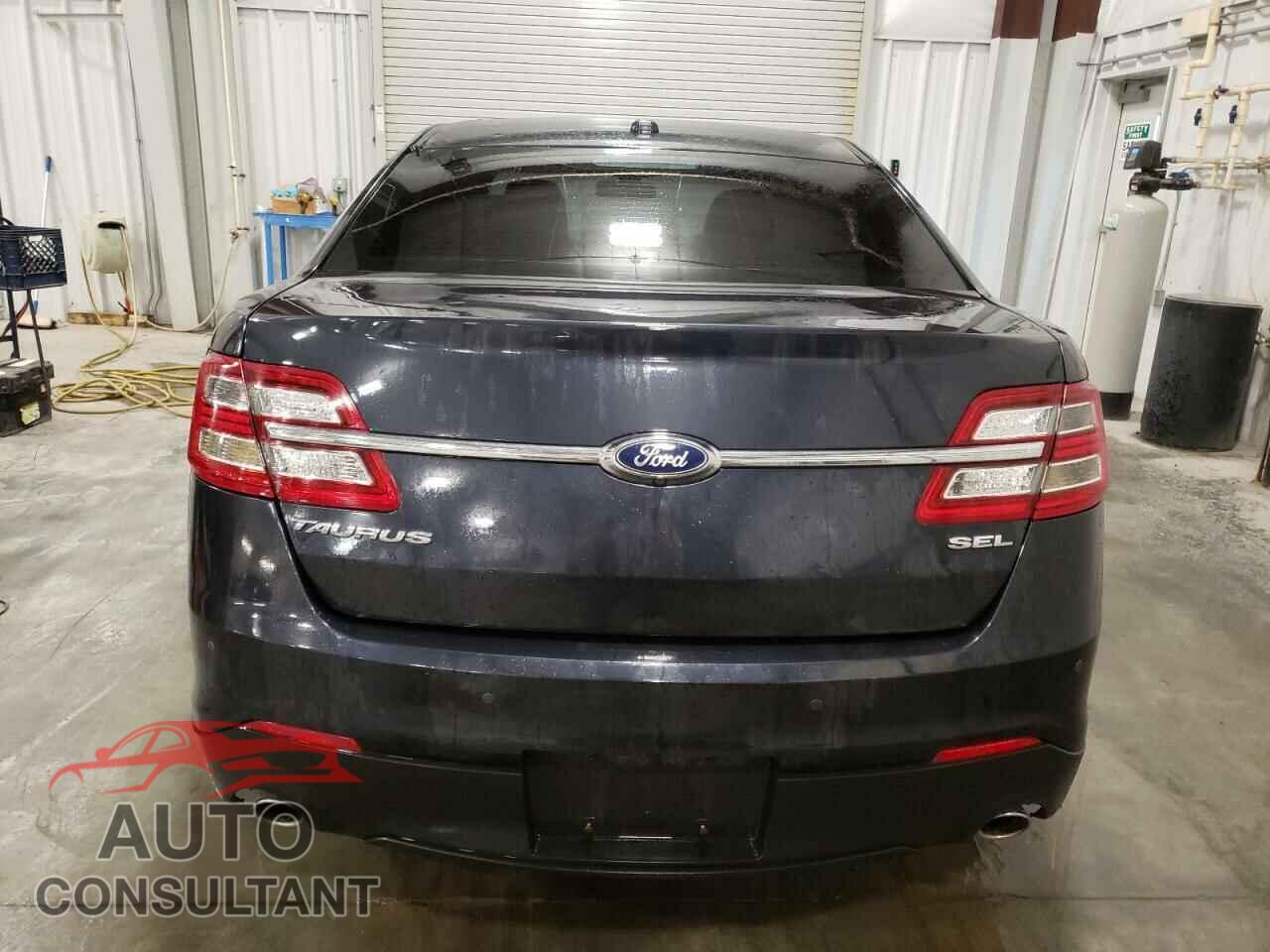 FORD TAURUS 2017 - 1FAHP2E82HG121436