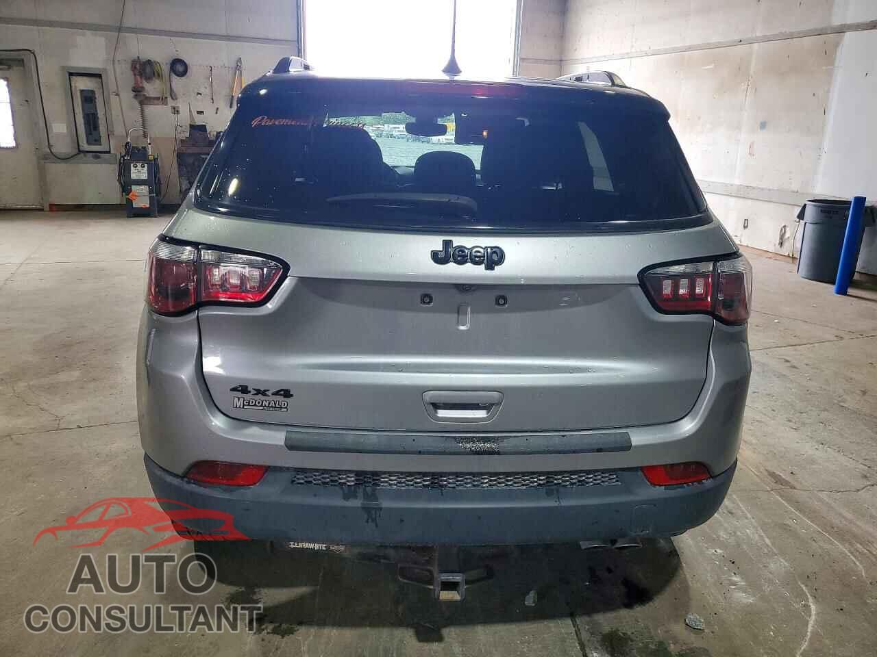 JEEP COMPASS 2018 - 3C4NJDBB6JT304351