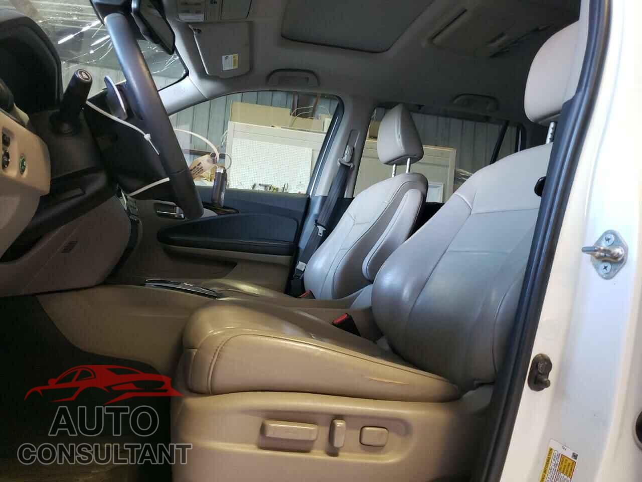HONDA PILOT 2018 - 5FNYF6H95JB008847