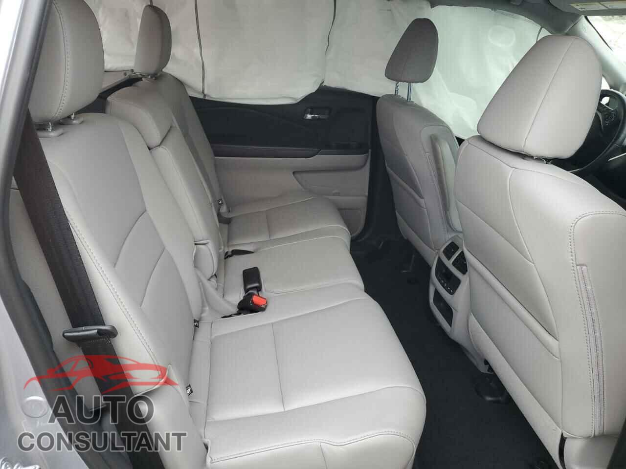 HONDA PILOT 2017 - 5FNYF6H64HB095401