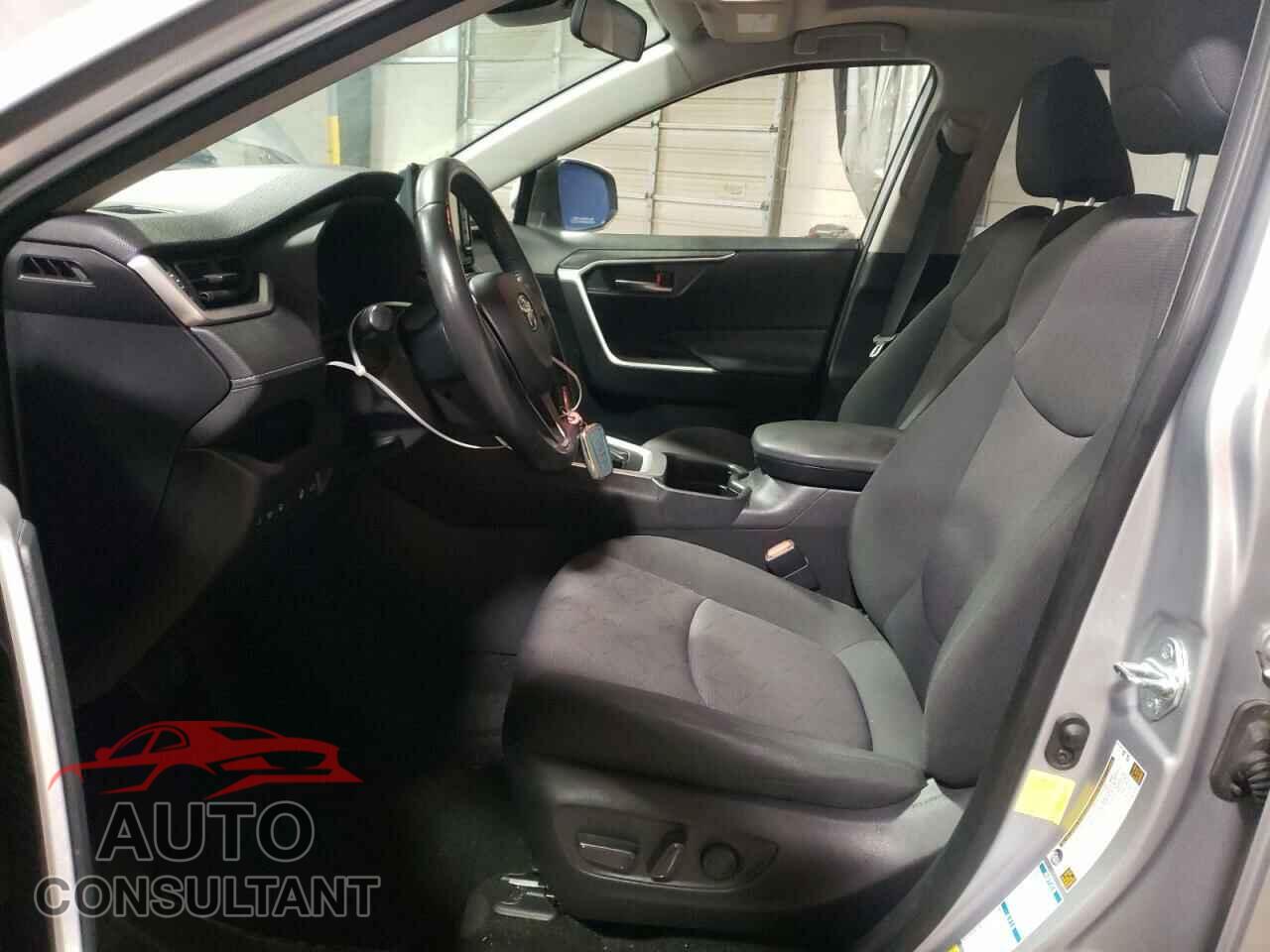 TOYOTA RAV4 2019 - JTMP1RFV2KD017493