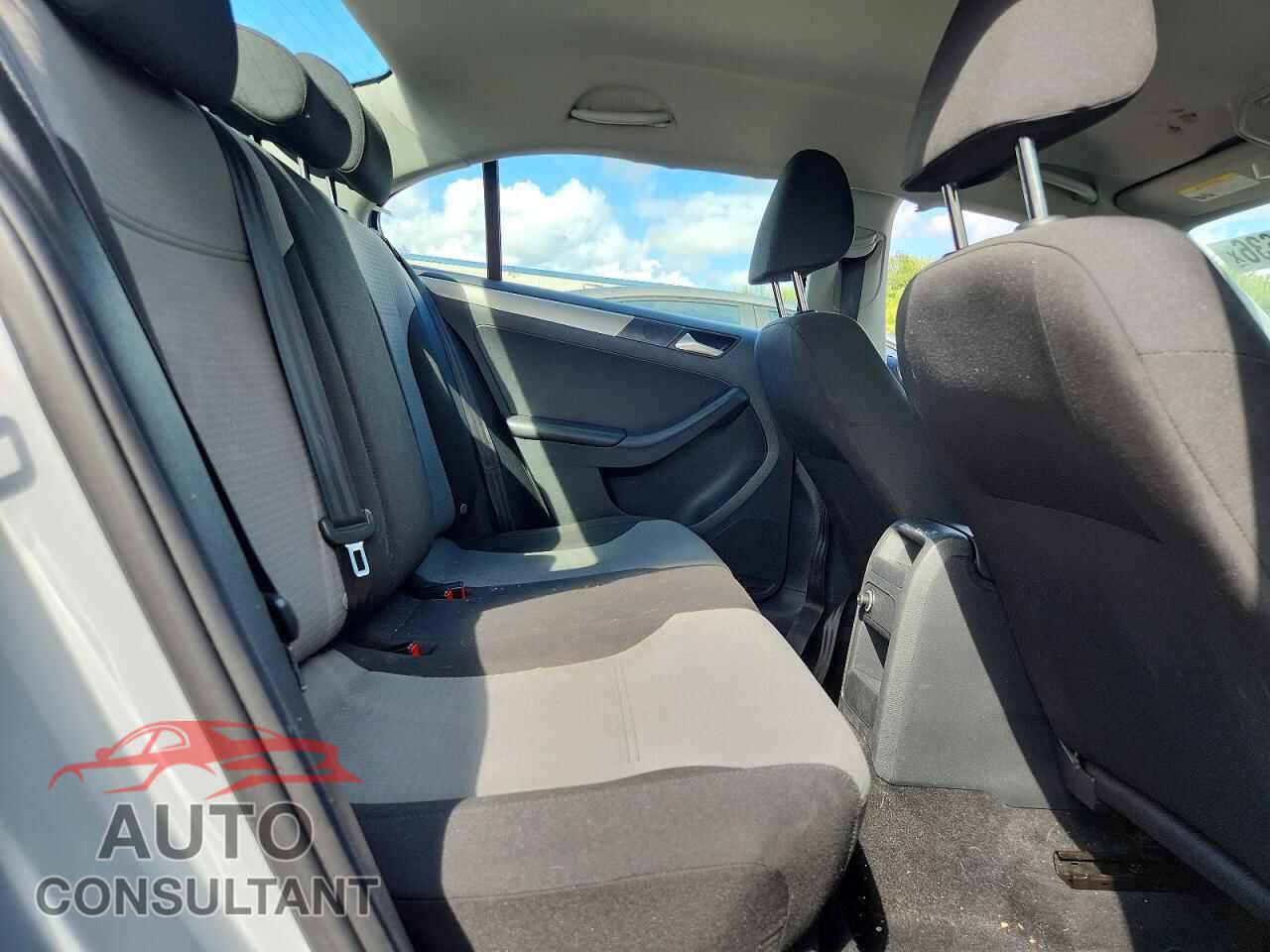 VOLKSWAGEN JETTA 2017 - 3VW2B7AJ0HM384645