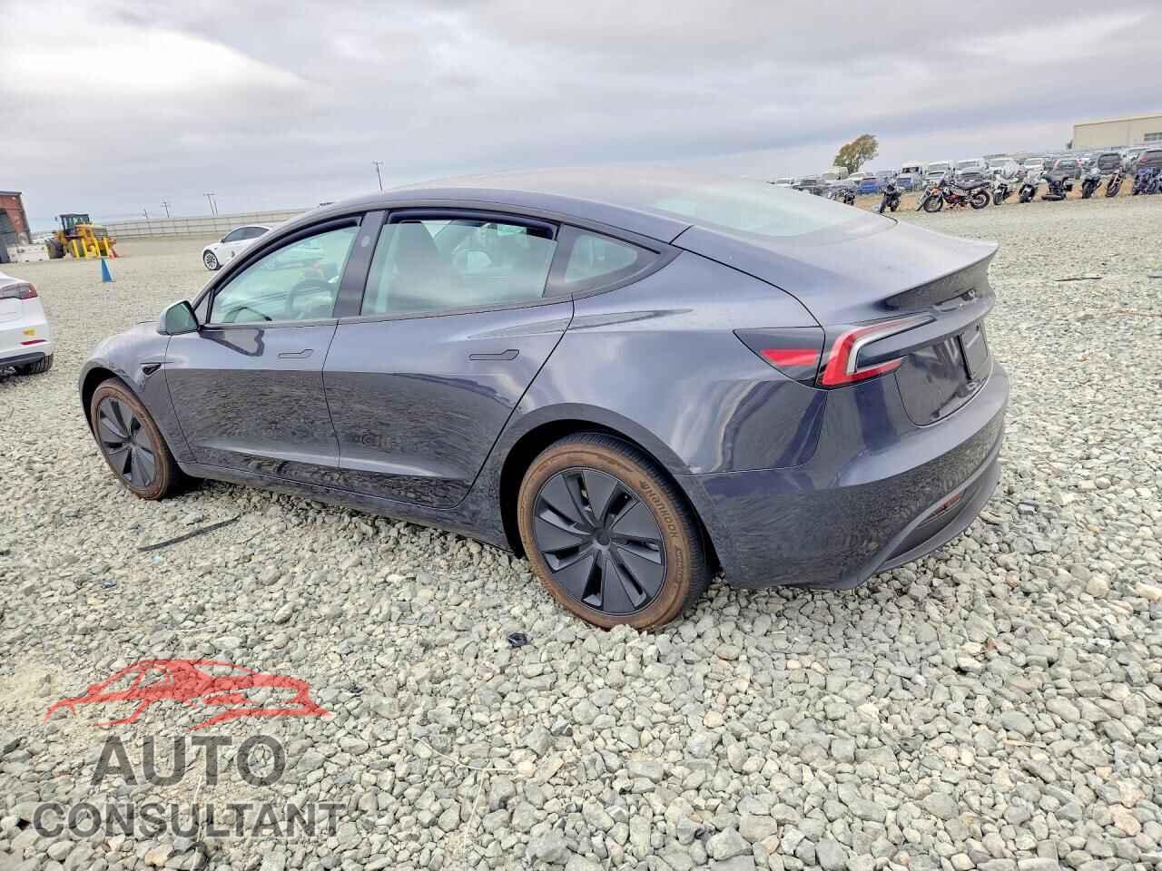 TESLA MODEL 3 2025 - 5YJ3E1EA5SF051763
