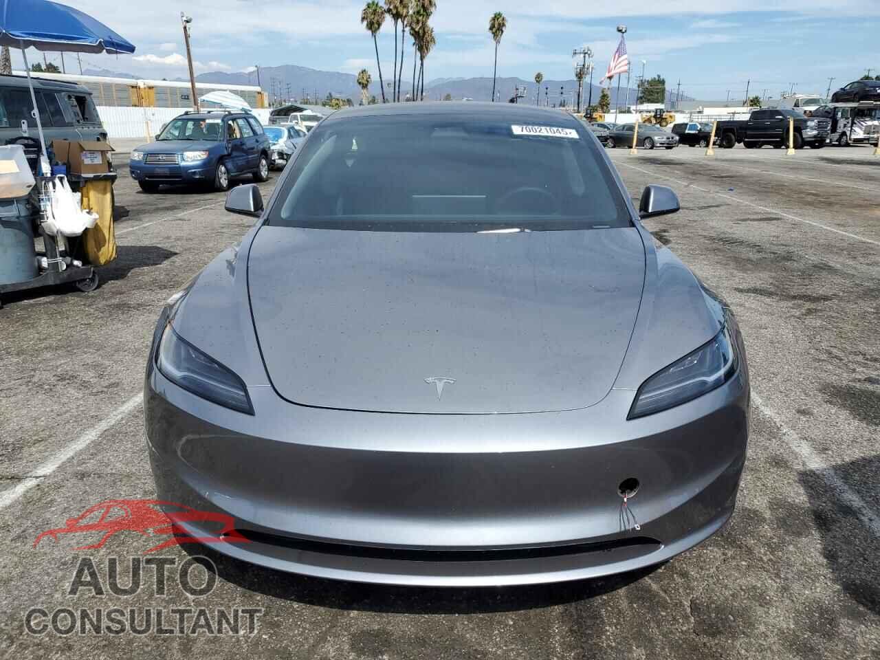 TESLA MODEL 3 2025 - 5YJ3E1EA4SF884146