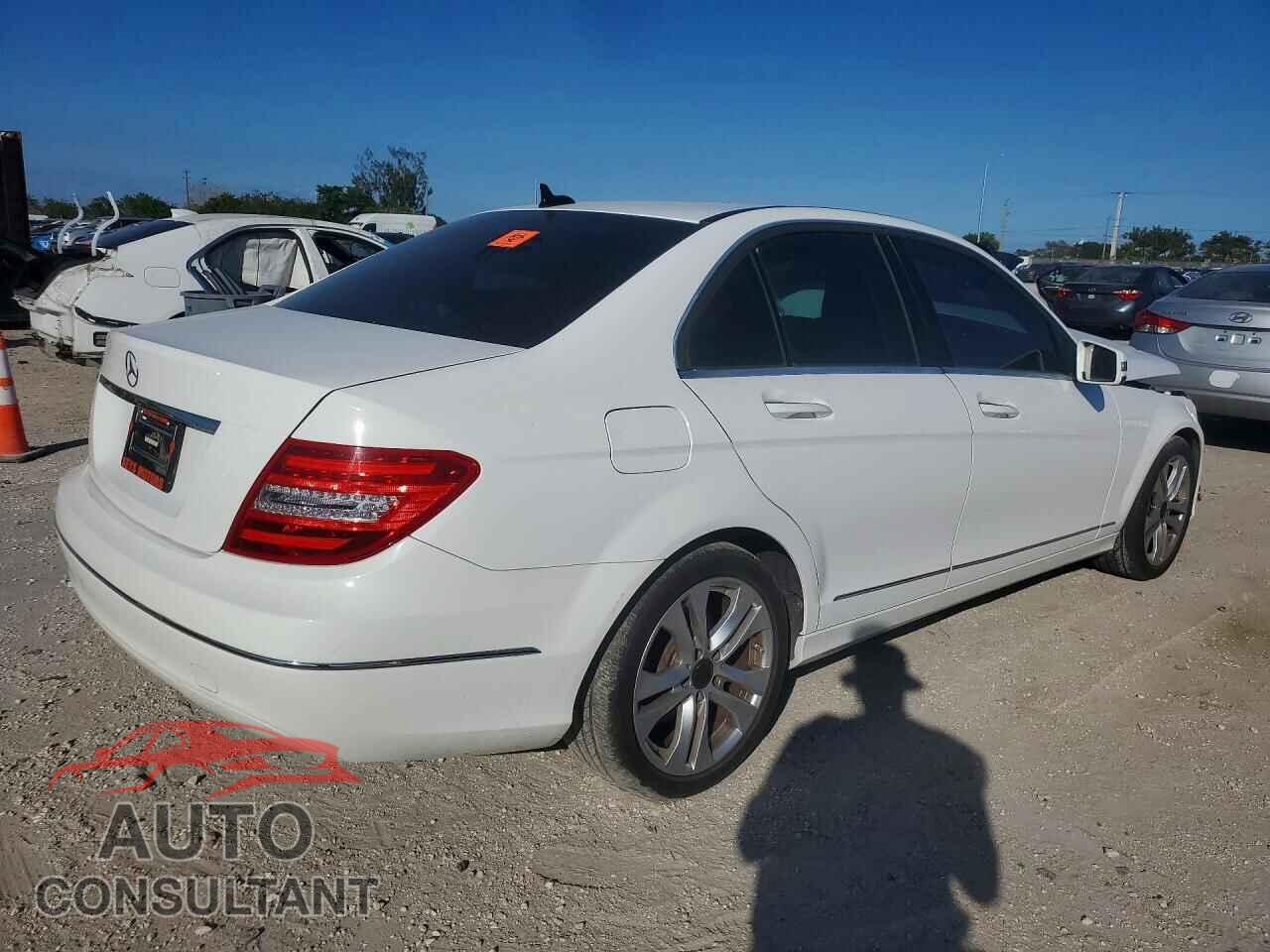 MERCEDES-BENZ C-CLASS 2013 - WDDGF4HB9DR272502